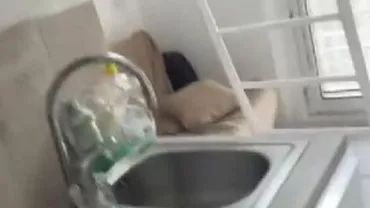 Un tânăr plătește 650 de euro pe lună pentru o garsonieră de doar 9 metri pătrați / „Toaleta este la duș. Le pot folosi pe ambele fără a face un pas