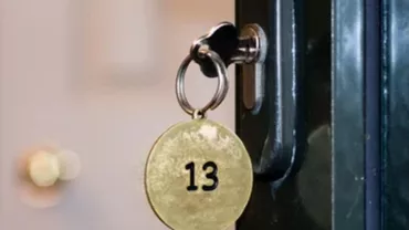 Cele trei numere pe care nu le vei vedea pe ușile camerelor de hotel / Ce semnificație au acestea?