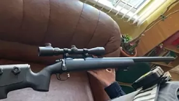 Tatăl băiatului de 7 ani prins cu pușca la școală, amendat cu 5.000 de lei / Autoritățile au confiscat arma