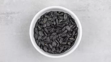 Puțini români cunosc pericolul! Ce efecte toxice poate avea consumul de semințe de floarea soarelui în exces