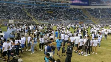 Busculadă la un meci de fotbal. 12 oameni au murit și peste 500 au fost răniţi