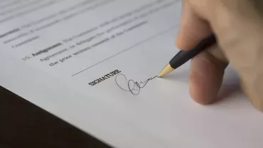 O femeie își sacrifică cariera pentru a se angaja cu normă întreagă la părinți. Ce salariu încasează și care sunt sarcinile ei