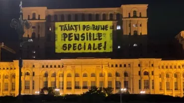 Mesaj proiectat de Declic pe Parlament: „Nu vă e rușine? Ați uitat ce ați promis / Tăiați pe bune pensiile speciale” (VIDEO)