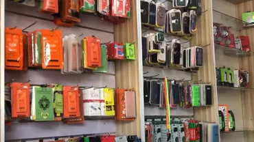 Au crezut că au dat lovitura, dar au fost prinși / Doi bihoreni cumpărau telefoane din mall și returnau replici