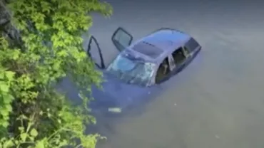 La un pas de tragedie! Un bărbat și fiul său au reușit să se salveze după ce au căzut cu mașina în Dunăre
