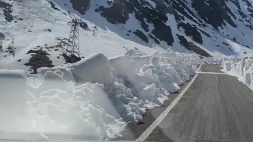 Drumarii au început operațiunea de deszăpezire a Transfăgărășanului: „Zăpada depășește pe alocuri 5-6 metri grosime”