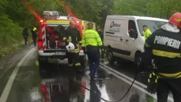 Accident rutier în Timiș. Un microbuz care transporta călători și unul plin cu marfă s-au ciocnit puternic. Două persoane au fost rănite