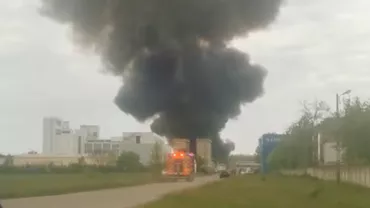 Un incendiu cu mari degajări de fum a izbucnit pe platforma Săvinești, județul Neamț (VIDEO)