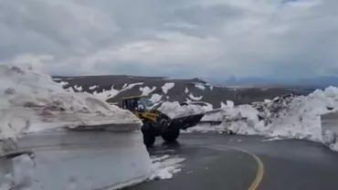 Acțiune de deszăpezire în forță pe Transalpina. Este încă zăpadă mare pe DN 67C (VIDEO)