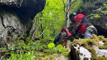 Doi turişti olandezi, salvați cu elicopterul după ce au rămas blocați pe un versant abrupt din Munţii Făgăraș (FOTO)