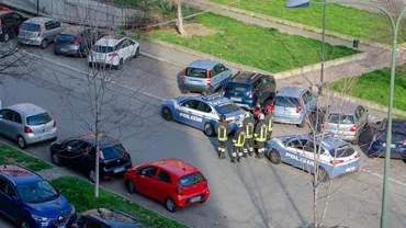 Un bărbat a fost oprit cu electroșocuri, după ce a amenințat că-și va arunca fetița de un an pe fereastră / Agresorul a atacat oamenii legii