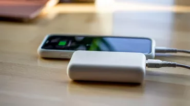 Pericolele la care te expui atunci când lași telefonul la încărcat peste noapte / Ce spun specialiștii