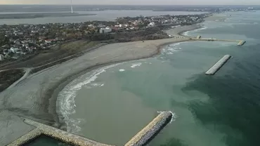 Lucrările de extindere a plajelor au scos la iveală o epavă misterioasă / Corabia scufundată la Eforie a devenit parte din noua plajă și va fi studiată pe uscat