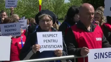 Angajații INS au protestat la Parlament și reclamă că au fost „mințiți și amăgiți”. Sindicatele amenință cu greva (VIDEO)