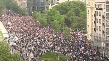 VIDEO. Protest antiguvernamental cu zeci de mii de oameni la Belgrad. Se cer demisii și revocări de licențe TV după atacurile mortale din Serbia / Partidul lui Vucic a organizat o contramanifestație