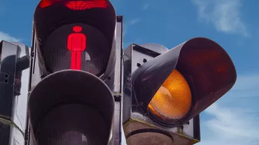 Trecerea pe galben la semafor, sancționată. Ce amenzi riscă șoferii