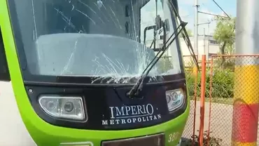 Două tramvaie noi s-au ciocnit în București