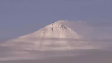 Un vulcan din apropierea Antarcticii a fost surprins de un satelit aruncând lavă