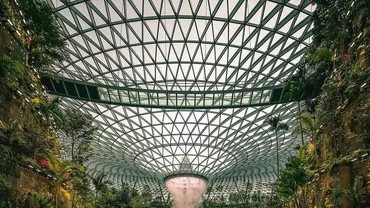 Cel mai spectaculos aeroport din lume / Are dimensiunile unui oraș și a devenit un obiectiv turistic în sine