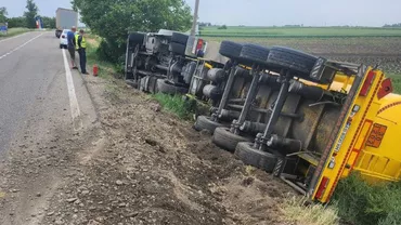 Trafic perturbat pe DN 2. O cisternă plină cu motorină s-a răsturnat în judeţul Suceava