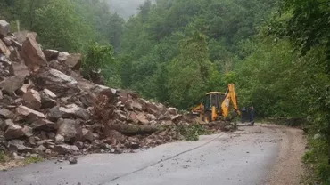 Căderi masive de pietre de pe versant, în apropiere de Lacul Tarniţa