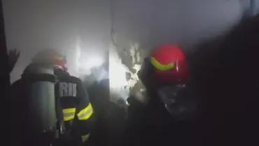 Incendiu devastator într-un bloc de garsoniere din Râmnicu Vâlcea. Locatari evacuați în plină noapte. Trei persoane au fost transportate la spital