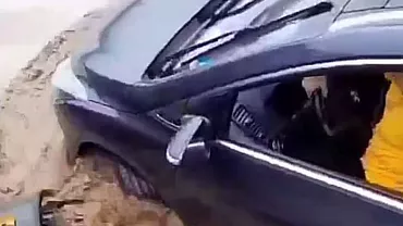 Operațiune de salvare extremă în județul Arad. O mașină în care se aflau trei adulți și un copil a fost prinsă de ape (VIDEO)