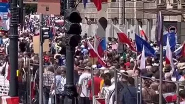 Protest masiv al opoziției din Polonia împotriva guvernului: „Suntem o jumătate de milion aici”. A participat inclusiv Lech Walesa