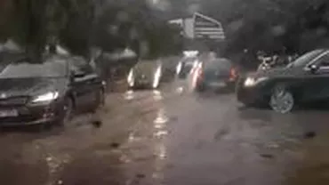 Drumuri şi subsoluri inundate la Sinaia şi Vărbilău, în Prahova, în urma ploii torenţiale (VIDEO)