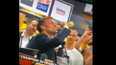 Președintele Franței, Emmanuel Macron, acuzat de masculinitate toxică după ce a băut o bere în 17 secunde în vestiarul unui club de rugby