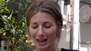 Doi turiști străini, impresionați de un produs românesc: „Nu trebuie să o ratezi”