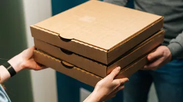 Întâmplare stranie pentru un bărbat din Iași care a comandat două pizza / Acesta a aruncat produsele direct la gunoi: „Bătaie de joc”