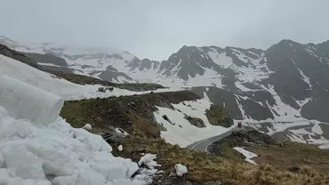 Drumarii au început deszăpezirea pe Transfăgărășan. Când va fi deschisă circulația (VIDEO)