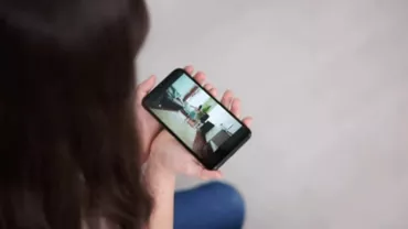 Orașul european în care părinții au decis interzicerea telefoanelor pentru copiii mai mici de 13 ani