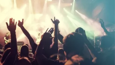 Un rapper a murit, după ce s-a prăbușit în fața fanilor, pe scenă / Momentul în care cade în fața mulțimii îngrozite