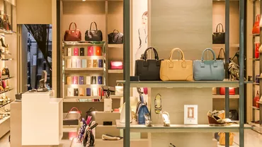 Trei români au fost prinși, după ce au furat genți de lux în valoare de 200.000 de euro / Aceștia le-au scos la vânzare pe site-uri din țară