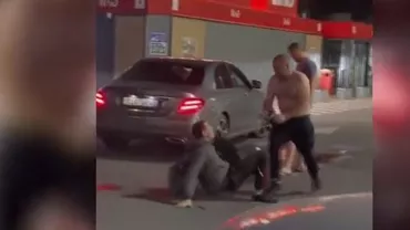 Bătaie în Capitală, în miez de noapte: Doi bărbați și-au împărțit pumni și picioare. De la ce ar fi pornit scandalul (VIDEO)