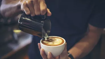 Surpriză neplăcută! Cât a trebuit să plătească o femeie pe un cappuccino într-o cafenea: „E strigător la cer” (FOTO)