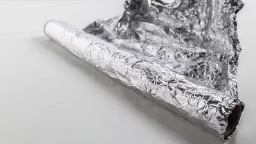 Metoda virală cu folie de aluminiu pentru răcorirea casei îți poate crăpa ferestrele. Ce recomandă specialiștii