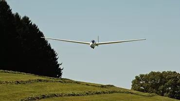Bihor: Planor căzut în apropierea unui aerodrom / Pilotul a murit