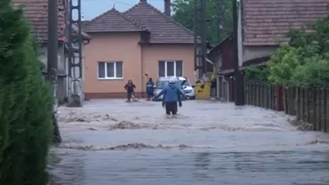 Furtuna a făcut prăpăd în Suceava. Șase oameni au fost salvați de pompieri din calea unei viituri