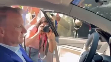 Moment stânjenitor la cel mai important forum economic al Rusiei. Șeful Sberbank a fost invitat să testeze o Lada de lux, dar mașina nu pornea (VIDEO)