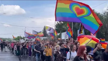 Sute de participanți la Pride Iași au scandat „Drepturi egale pentru fiecare” şi ”Emancipare, nu discriminare”. Contramanifestanții au venit cu icoane și tămâie. Reacția Arhiepiscopiei Iaşilor (VIDEO)