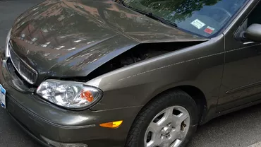Accident provocat intenţionat. Un bărbat a intrat cu mașina în autoturismul în care se afla soția și fiica lor. Care a fost motivul
