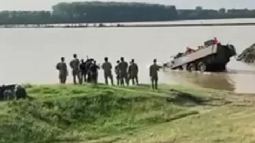 La achiziția transportoarelor blindate Piranha 3, Ciucă a cerut neflotabile. Unul dintre ele s-a scufundat în Dunăre în timpul celui mare exercițiu NATO din România / Achiziția de Piranha 5, de un miliard de euro, suspectă de corupție