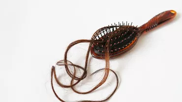 Motivul pentru care este bine să cureți peria de păr cu oțet / Ce beneficii aduce acest truc