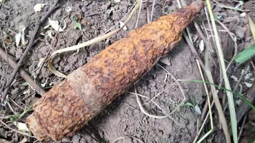 Botoşani: Un proiectil exploziv trasor a fost găsit în trunchiul unui copac rupt de pe marginea unui drum