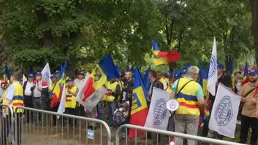 Angajații CFR, protest la Ministerul Transporturilor. Oamenii cer salarii mai mari și investiții: „Toată lumea își dorește condiții mult mai bune de călătorie” (VIDEO)