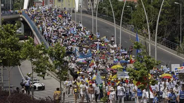 Imaginile zilei | Protestul profesorilor din București: Mii de oameni au ocupat în întregime Pasajul Basarab. „Suntem vocea României. Nu ne vom lăsa!” (GALERIE FOTO)