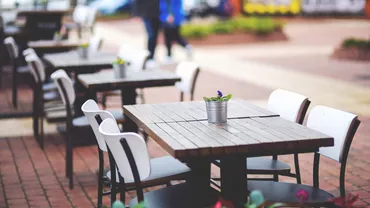 Regula inedită într-un oraș european preferat de români: Mâncatul singur la restaurant interzis!